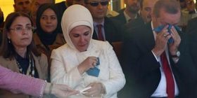 Video/ Vajza shqiptare me shami që  përloti Erdoganin dhe bashkëshorten
