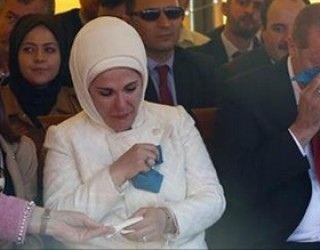 Video/ Vajza shqiptare me shami që  përloti Erdoganin dhe bashkëshorten