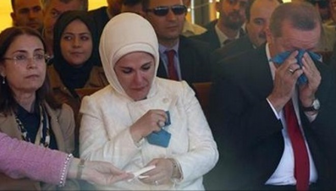 Video/ Vajza shqiptare me shami që  përloti Erdoganin dhe bashkëshorten