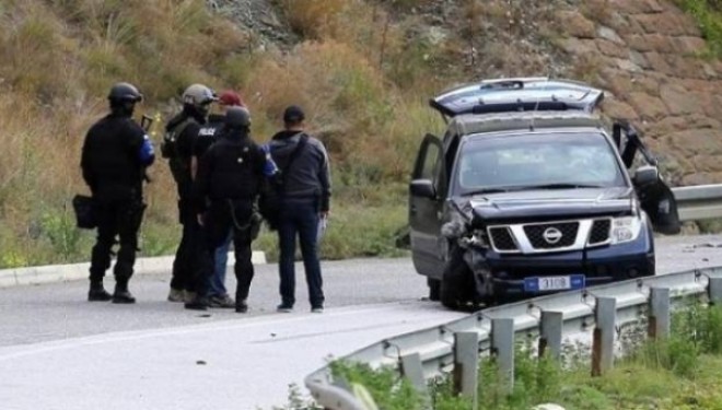 Sulmohen me armë veturat e EULEX-it në Leposaviq