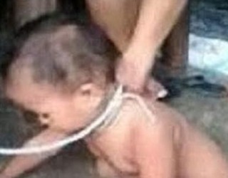E tmerrshme: Fëmija mbahej i lidhur me litar për qafe (Foto)