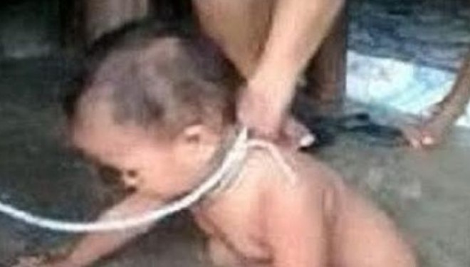 E tmerrshme: Fëmija mbahej i lidhur me litar për qafe (Foto)