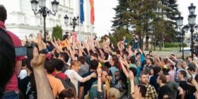 Policët ia kthejnë shpinën Gruevskit, hapin dyert për protestuesit