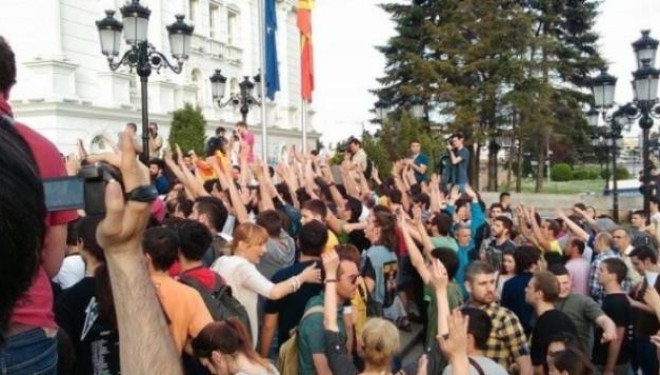 Policët ia kthejnë shpinën Gruevskit, hapin dyert për protestuesit