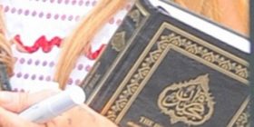 Këngëtarja e njohur bëhet muslimane? Kapet me Kur’an në dorë (Foto)