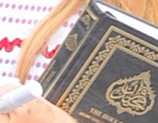 Këngëtarja e njohur bëhet muslimane? Kapet me Kur’an në dorë (Foto)