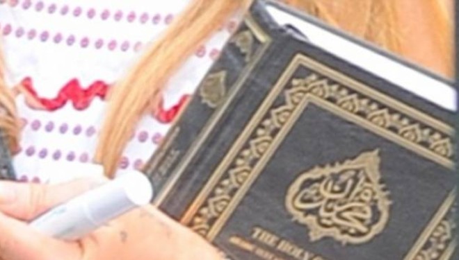 Këngëtarja e njohur bëhet muslimane? Kapet me Kur’an në dorë (Foto)