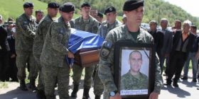 Është varrosur me nderime ushtarake rreshteri i FSK-së (Foto)