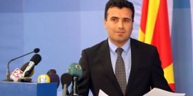 Zaev: Nuk ulem në tavolinë, derisa të hyjnë brenda të gjithë gazetarët