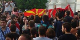 Tensionohet situata në Maqedoni, mijëra protestues e quajnë vrasës Gruevskin