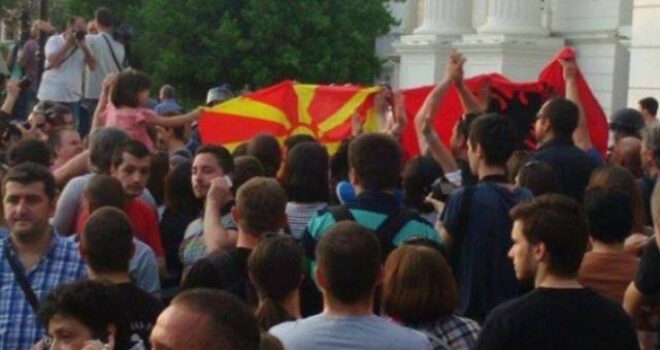 Tensionohet situata në Maqedoni, mijëra protestues e quajnë vrasës Gruevskin