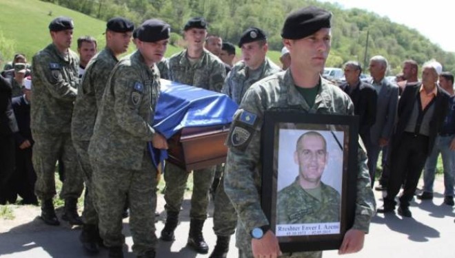Është varrosur me nderime ushtarake rreshteri i FSK-së (Foto)