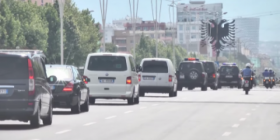 Erdoganit në Shqipëri, shqipja i fluturoi mbi veturë! (Video)