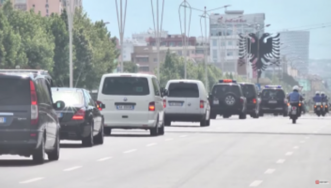 Erdoganit në Shqipëri, shqipja i fluturoi mbi veturë! (Video)