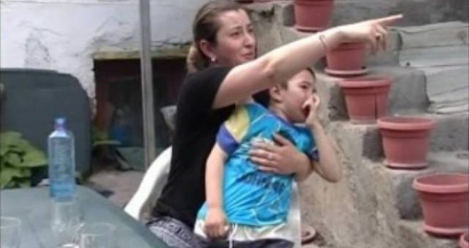 Flet bashkëshortja e berberit të arrestuar (Video)