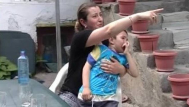 Flet bashkëshortja e berberit të arrestuar (Video)