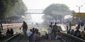 Treni godet traktorin, 9 të vdekur dhe 18 të lënduar