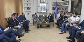 Ministri Shala priti lojtarët dhe drejtuesit e Sigal Prishtinës
