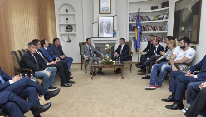 Ministri Shala priti lojtarët dhe drejtuesit e Sigal Prishtinës