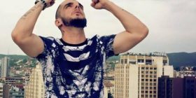 Gold Ag reagon ndaj sulmeve për tatuazhet në trupin e tij (Foto)