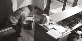 Shikoni se si plaçkitet dyqani i telefonave në Kamenicë (Video)