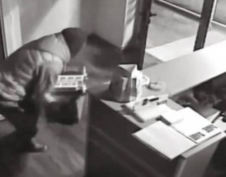 Shikoni se si plaçkitet dyqani i telefonave në Kamenicë (Video)