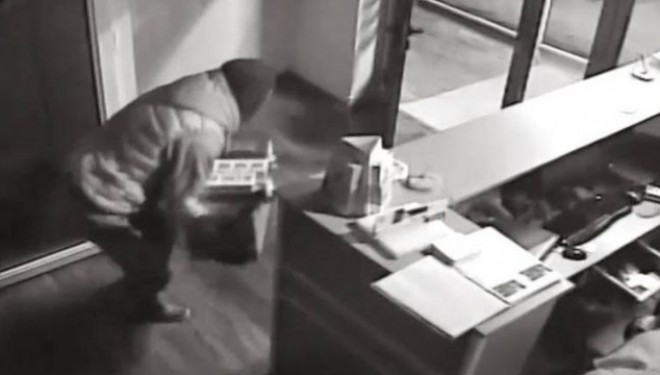 Shikoni se si plaçkitet dyqani i telefonave në Kamenicë (Video)