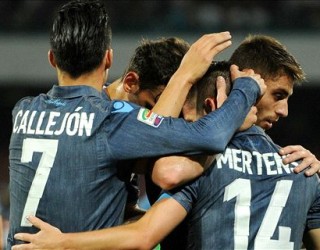 Napoli rindez luftën për Champions League