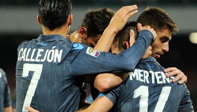 Napoli rindez luftën për Champions League