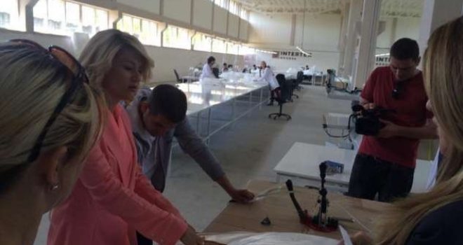 Kusari-Lila: Gjakova fillon exportin, dërgesat e para të mbulesave dërgohen në Suedi (FOTO)