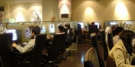 Gruaja lind fëmijën në internet-kafe dhe vazhdoi lojën