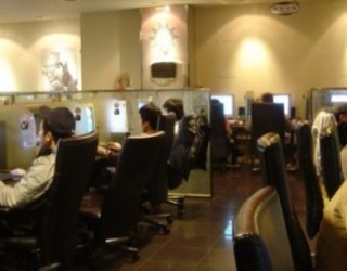 Gruaja lind fëmijën në internet-kafe dhe vazhdoi lojën