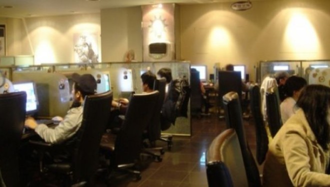Gruaja lind fëmijën në internet-kafe dhe vazhdoi lojën
