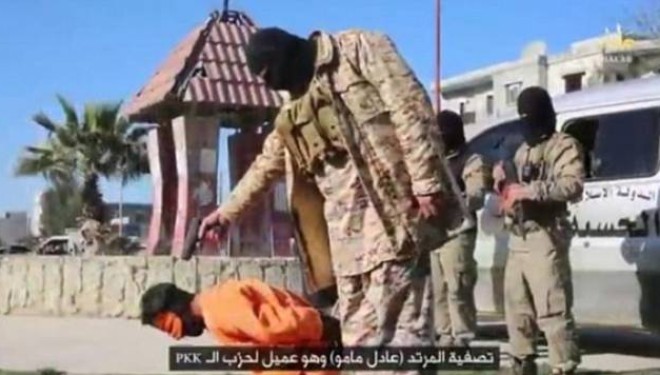 Tmerri i radhës i ISIS: Ekzekuton dy persona me plumba pas koke (Foto)