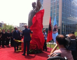 Edi Rama e Shpend Ahmeti zbuluan shtatoren e Ismail Qemalit