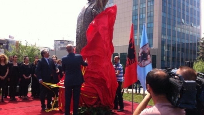 Edi Rama e Shpend Ahmeti zbuluan shtatoren e Ismail Qemalit