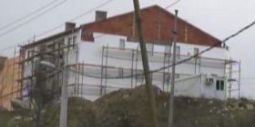 Serbët te ‘Kroi i Vitakut’ nuk respektojnë marrëveshjen, vazhdojnë t’i ndërtojnë shtëpitë