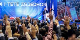 Mediat në Shqipëri: Isa Mustafa si Kim Jong votohet me brohoritje!