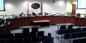 Kryebashkiaku shkon në banjo me mikrofon ndezur, shikoni çfarë ndodh (video)
