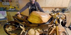 Fjaloset me gruan, e krijon motoçikletën prej drurit (FOTO)