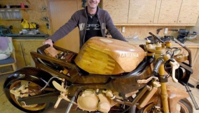 Fjaloset me gruan, e krijon motoçikletën prej drurit (FOTO)