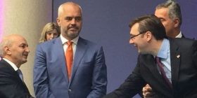 Mustafa e Vuçiç shtrëngojnë duart në Tiranë (VIDEO)