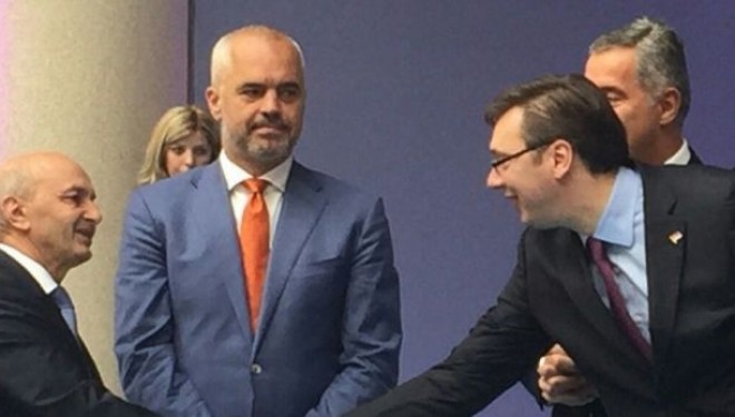 Mustafa e Vuçiç shtrëngojnë duart në Tiranë (VIDEO)