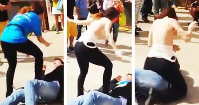 Ai e ngacmon në rrugë, ajo nxjerr gjoksin dhe e sulmon (Video)
