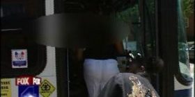 Ngacmon seksualisht një vajzë në autobus, por…