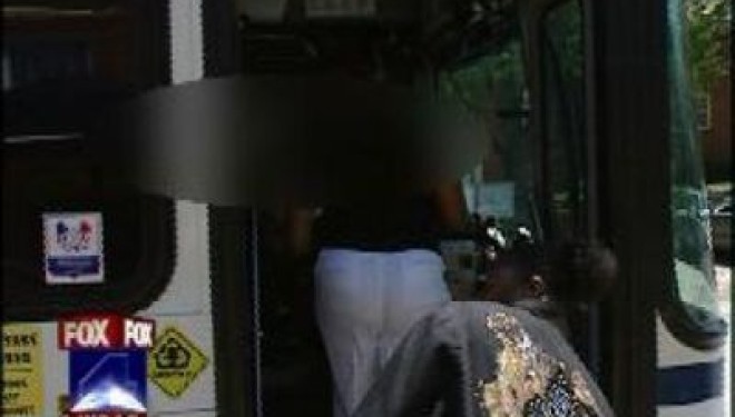 Ngacmon seksualisht një vajzë në autobus, por…