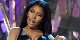 Nicki e prek zogun gjatë përformancës (Foto)