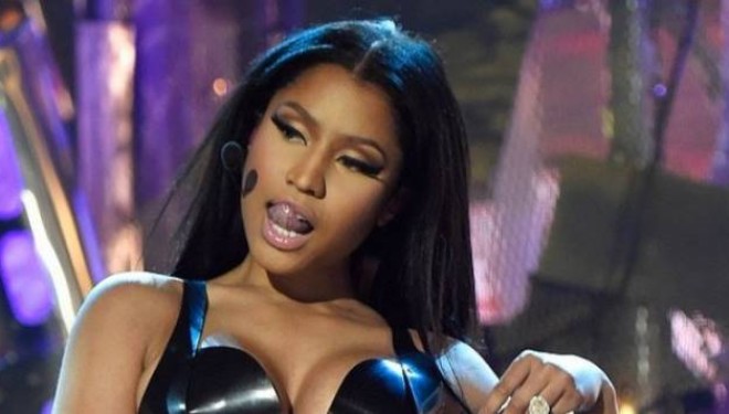 Nicki e prek zogun gjatë përformancës (Foto)