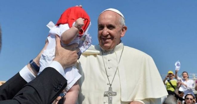 Papa urdhëron priftërinjtë që të falin gratë që kanë abortuar