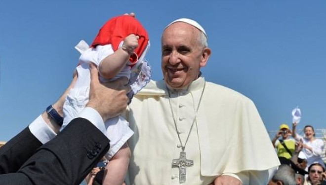 Papa urdhëron priftërinjtë që të falin gratë që kanë abortuar